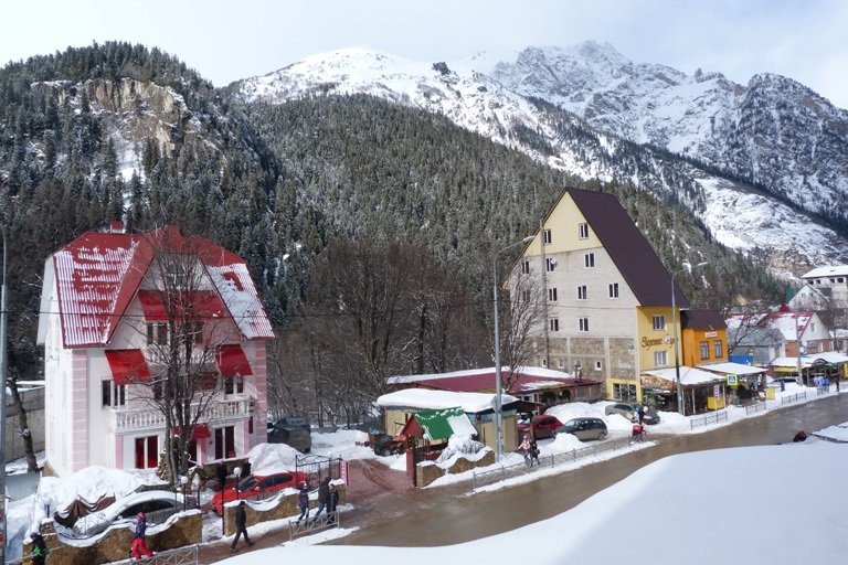 Предлагаем вам апартаменты класса люкс в известном горнолыжном курорте Кавказа. Центр горнолыжного курорта Домбай. Апарт-отель «Вершина»